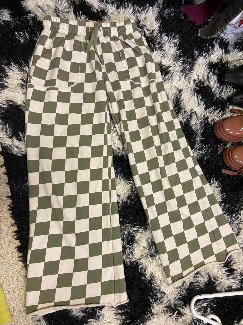 Olive & White Checkerboard Wide-Leg Joggers - Picture 2 of 4